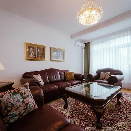 Apartment Spacious 2bdr Apt In Center *