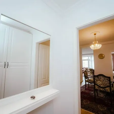 Apartment Spacious 2bdr Apt In Center *