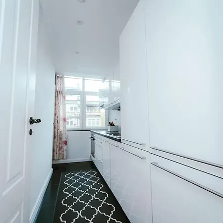 Spacious 2bdr Apt In Center