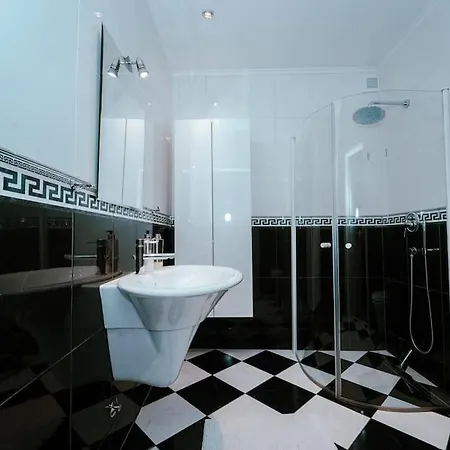 Apartment Spacious 2bdr Apt In Center *